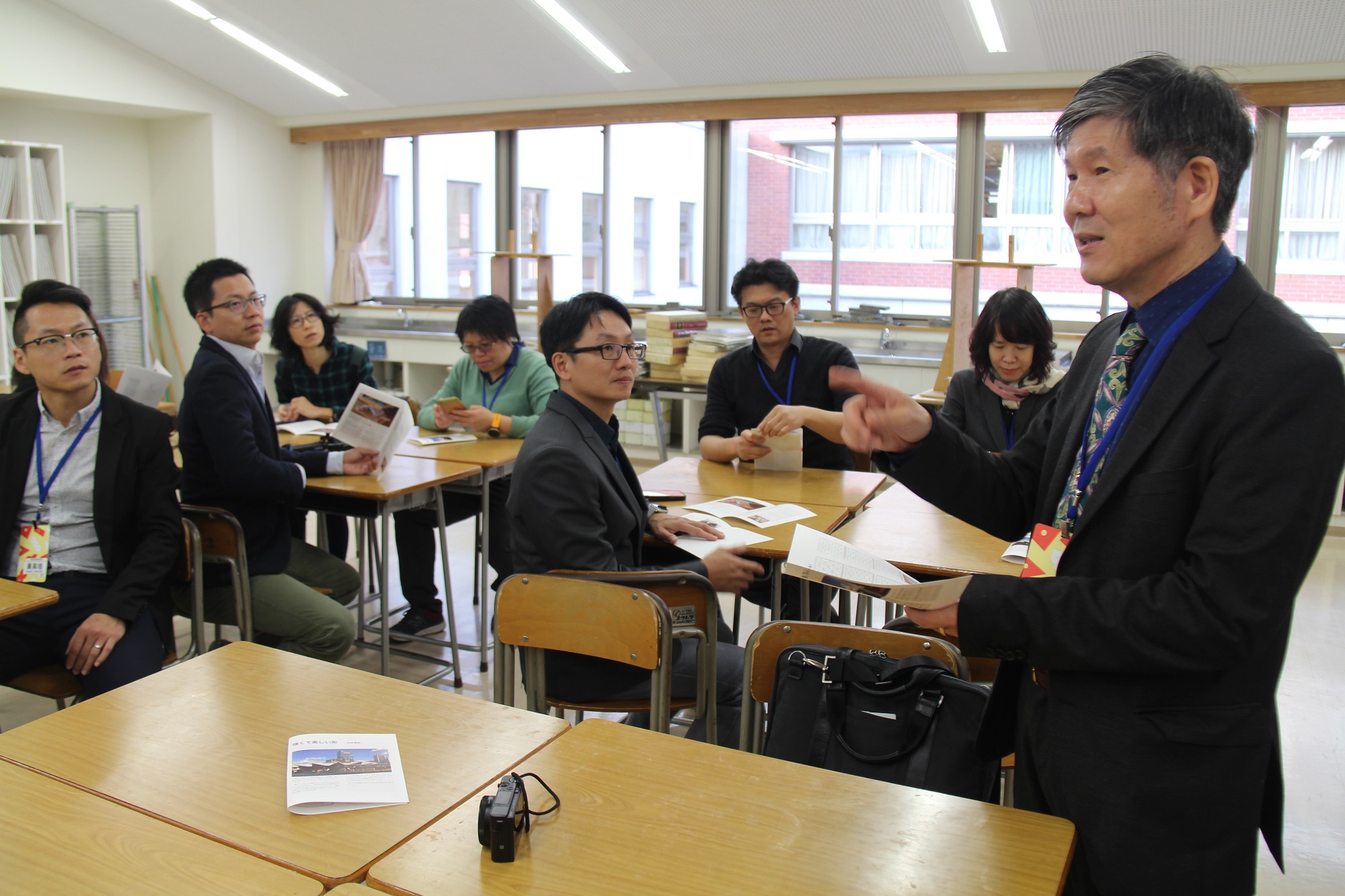 臺北市立大學視覺藝術學系高震峰教授說明「同志社小學校」參訪重點