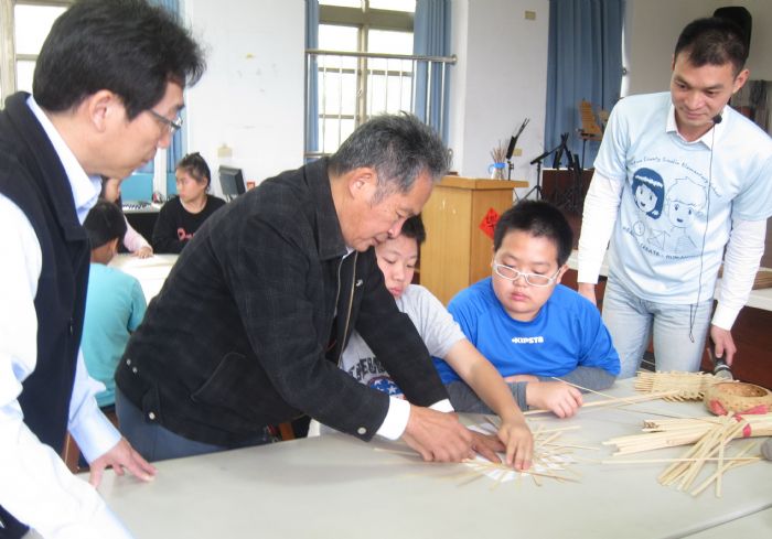 圖三 賴進益老師竹編教學。圖左楊清豐校長、右唐子騏主任。 （記者林凌霄攝）