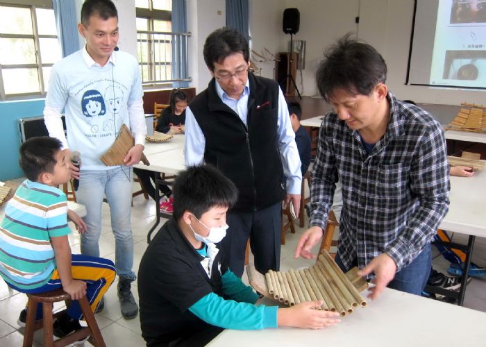 圖四 黃家祥老師竹排笛製作教學。圖左楊清豐校長、右唐子騏主任。 （記者林凌霄攝）