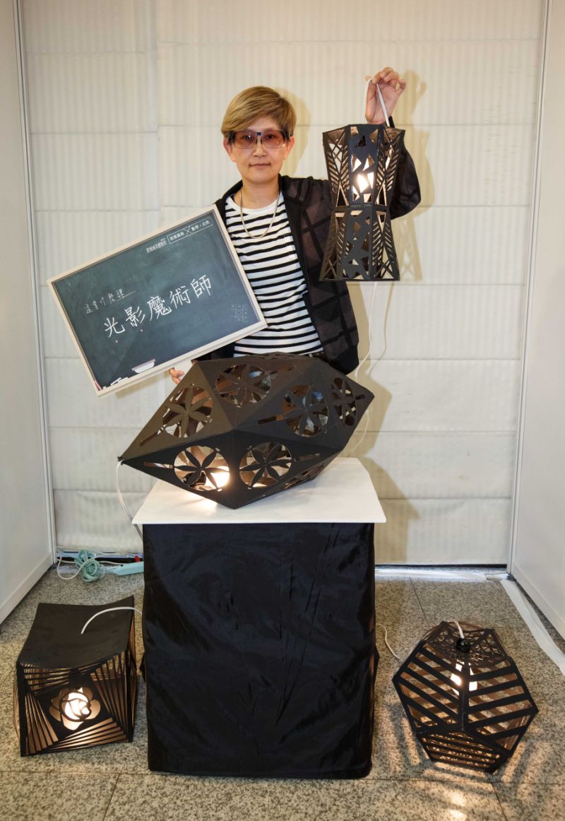 桃園陽明國中視覺藝術老師張素菁，結合數學進行「光影魔術師」課程。 （尹乃馨提供）