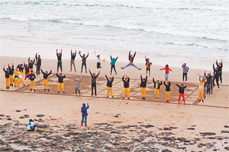 Penghu Pengnan Junior High School students drew their own sketches and used ruler and compass drawing and vertical line principles in mathematics to create giant sand paintings. Picture/Provided by Wang Zixiang 1 1