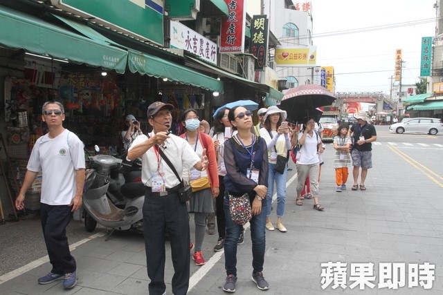 紀雅博左二介紹北港中山路老街建築風格。林靜盛攝