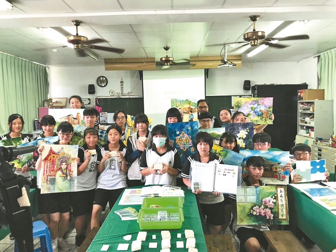花蓮國風國中美術班學生展現跨領域美感課程的學習成果。 記者王燕華／攝影