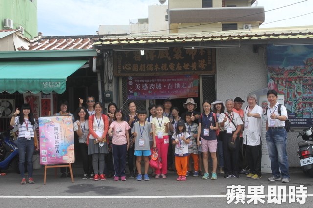 黃世志規畫，導覽學員看北港後，作為編劇素材。林靜盛攝