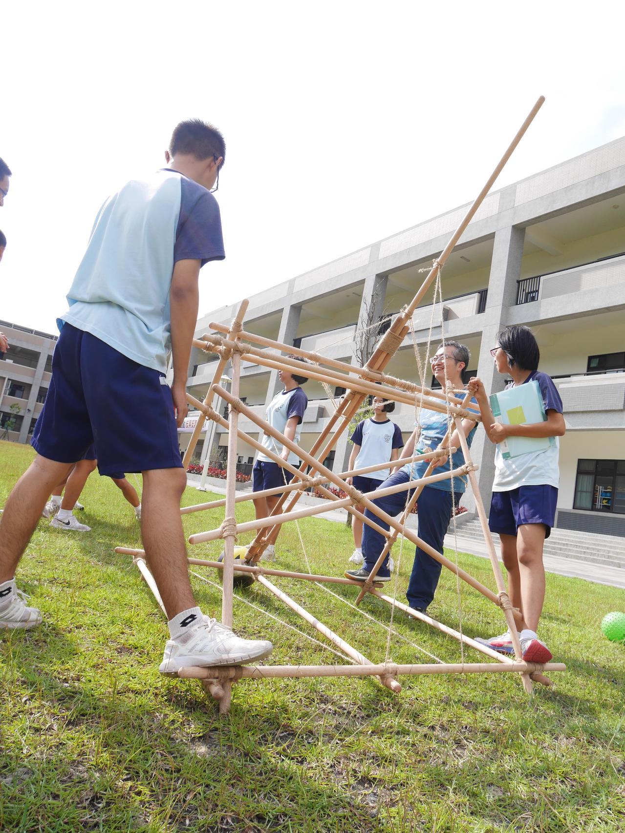 苗栗縣新港國中小美術老師黃茹舷結合生硬的物理課讓學生在操場架設彈弓，許學生驚呼「原來物理真夠能夠應用在生活」。圖／黃茹舷提供1