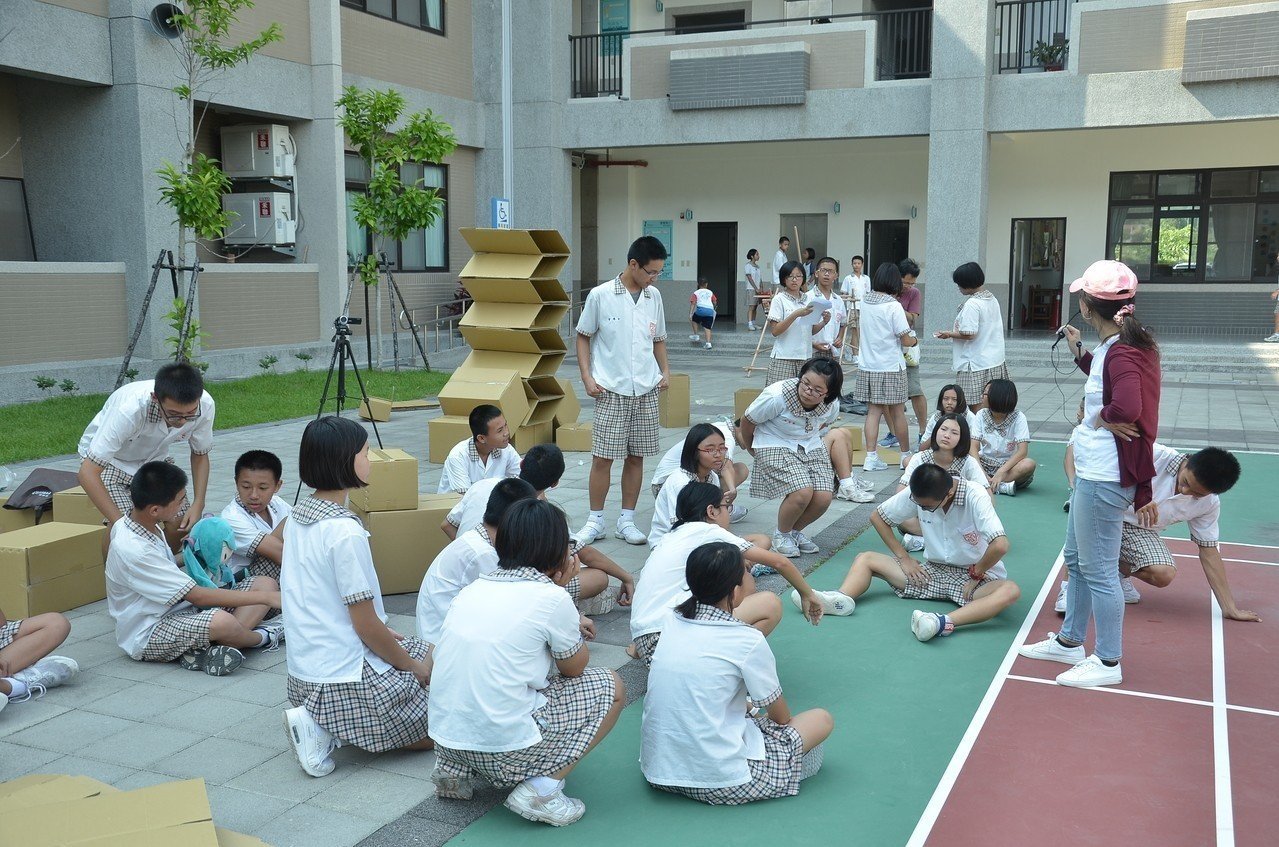 苗栗縣新港國中小美術老師黃茹舷結合生硬的物理課讓學生在操場架設彈弓，許學生驚呼「原來物理真夠能夠應用在生活」。圖／黃茹舷提供3