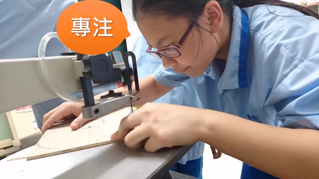 台北市五常國中從104年度起以三弦琴結合音樂、生活科技及理化等跨領域概念，設計一套特色美感教育實驗課程。圖／擷自五常國中製琴傳情影片