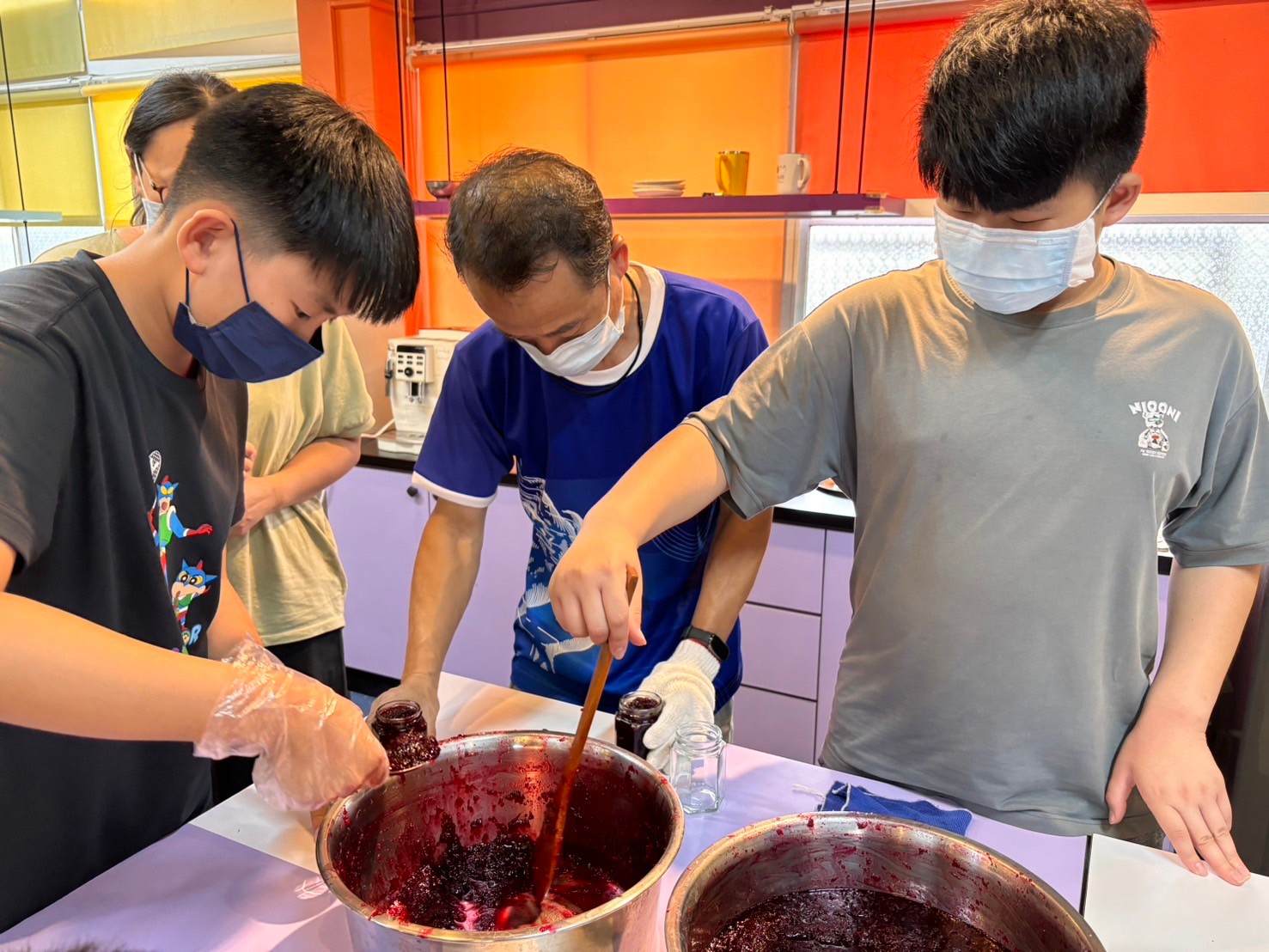 Students become little scientists and cook jam 1