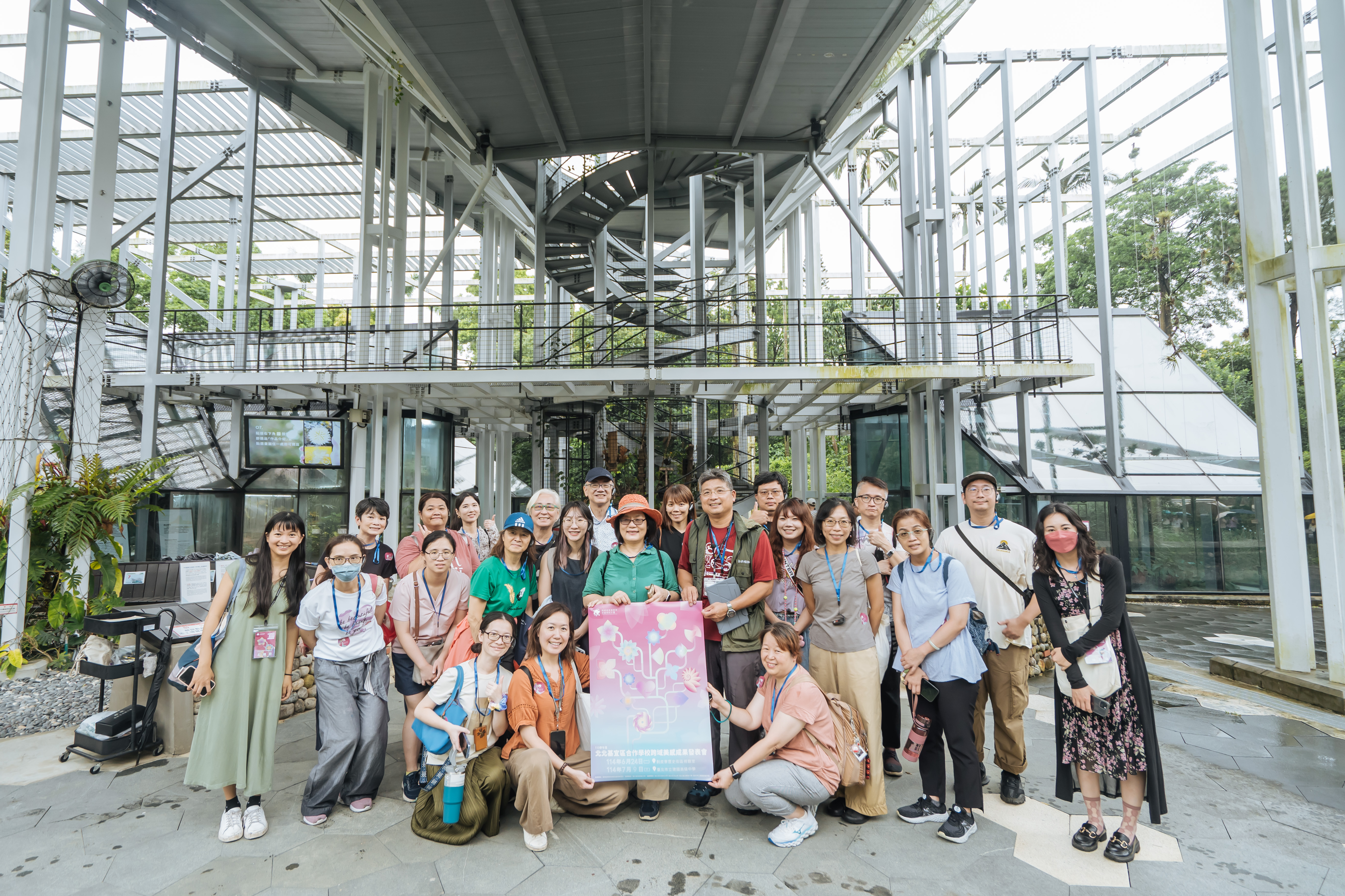 10 於植物園國家植物園方舟計畫溫室群前合影