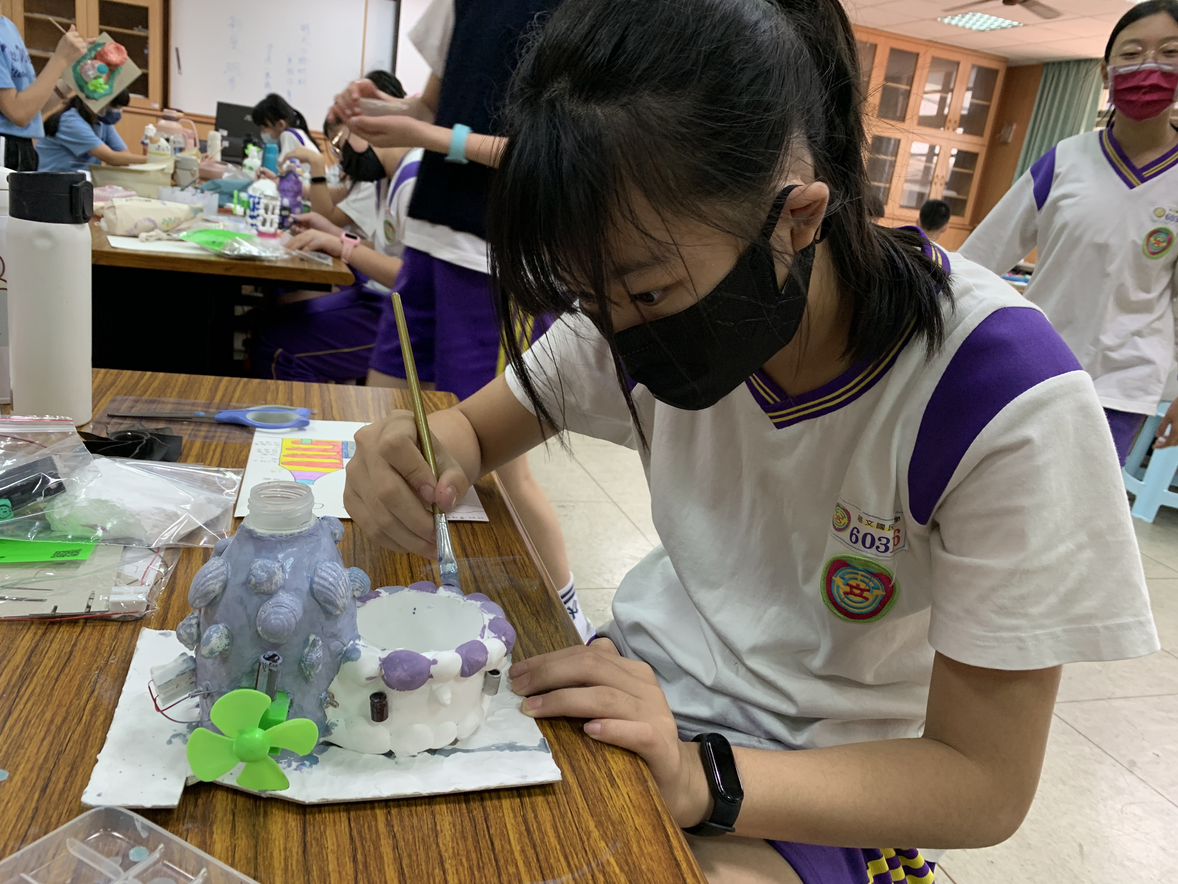 Students use their creativity to paint the future house 2