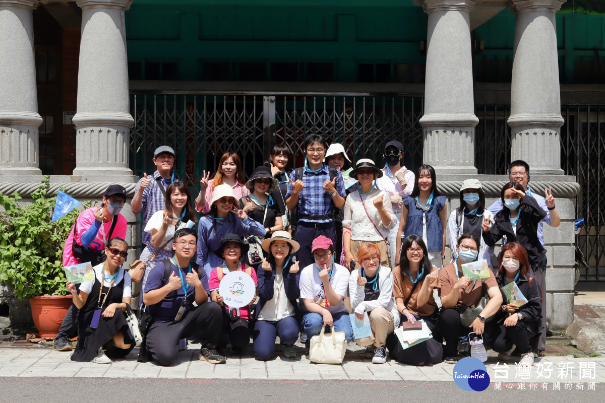 Teachers from Taoyuan, Hsinchu, and Miaoli districts took a group photo in front of the Lu family's five-story historic building.