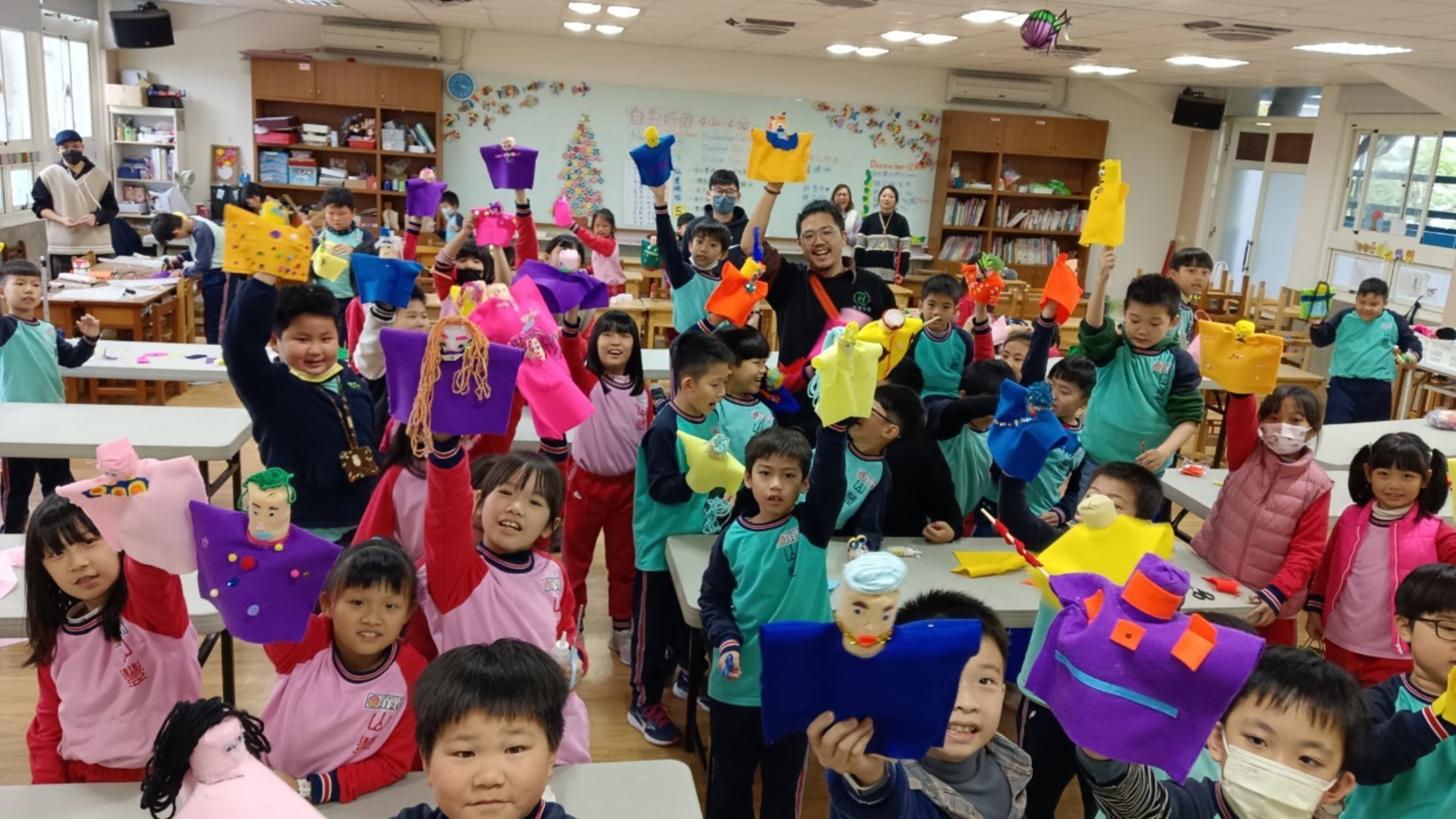 10. Lecturers make handmade cloth dolls upon entering the school (36 pieces)