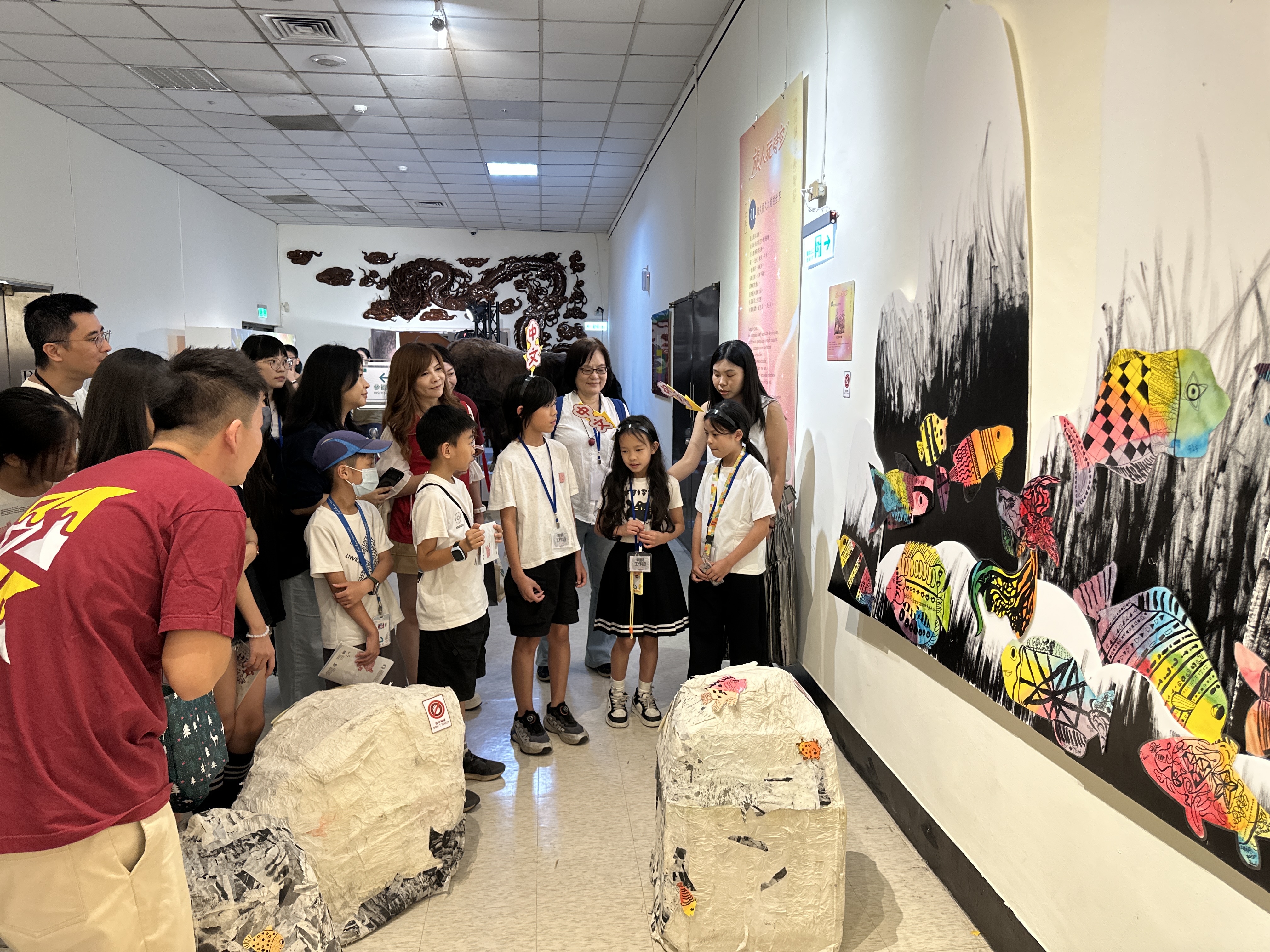 策展組學生以中、英、日、粵四語進行導覽解說 1