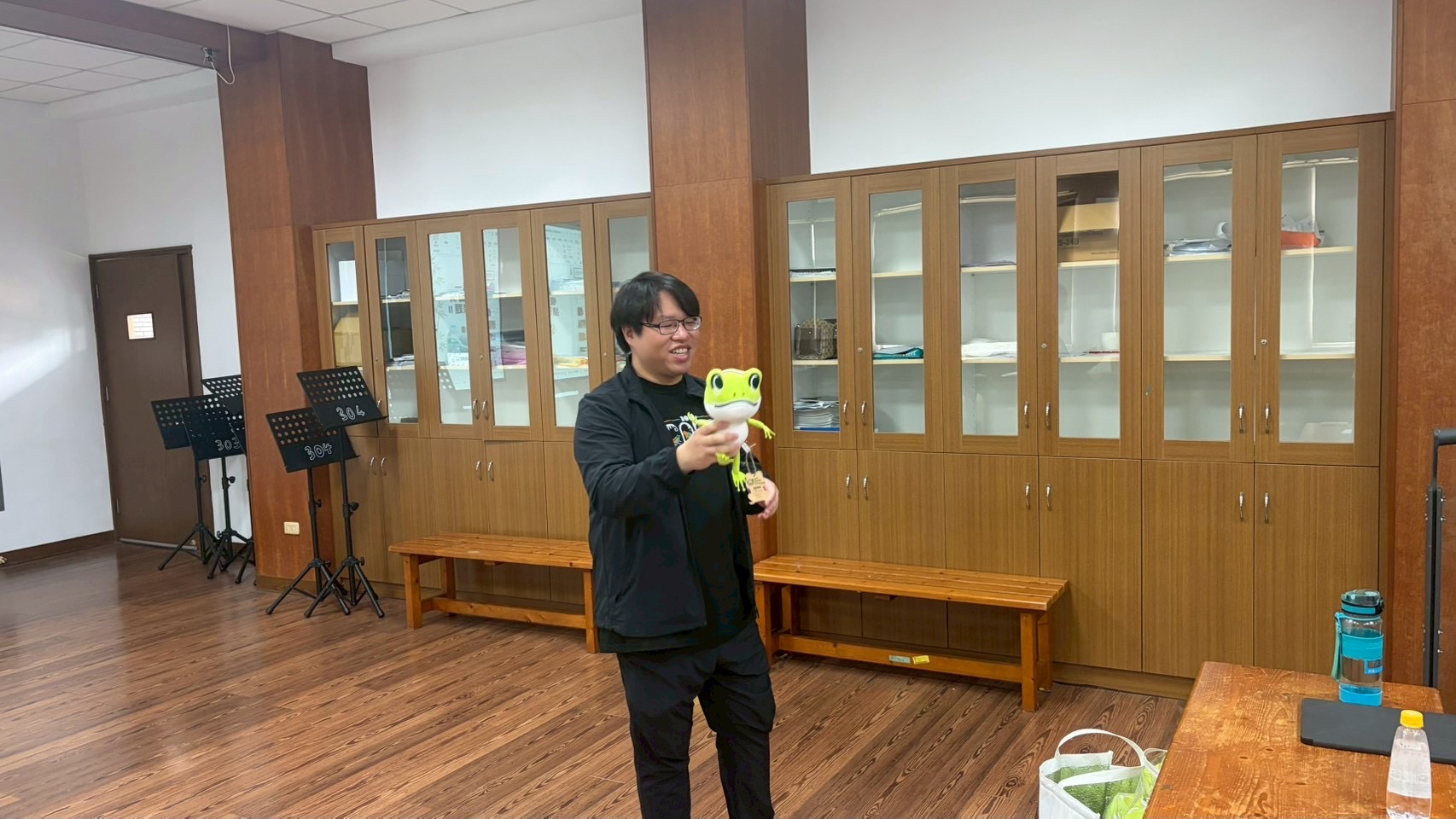楨儒與樹蛙布偶 1