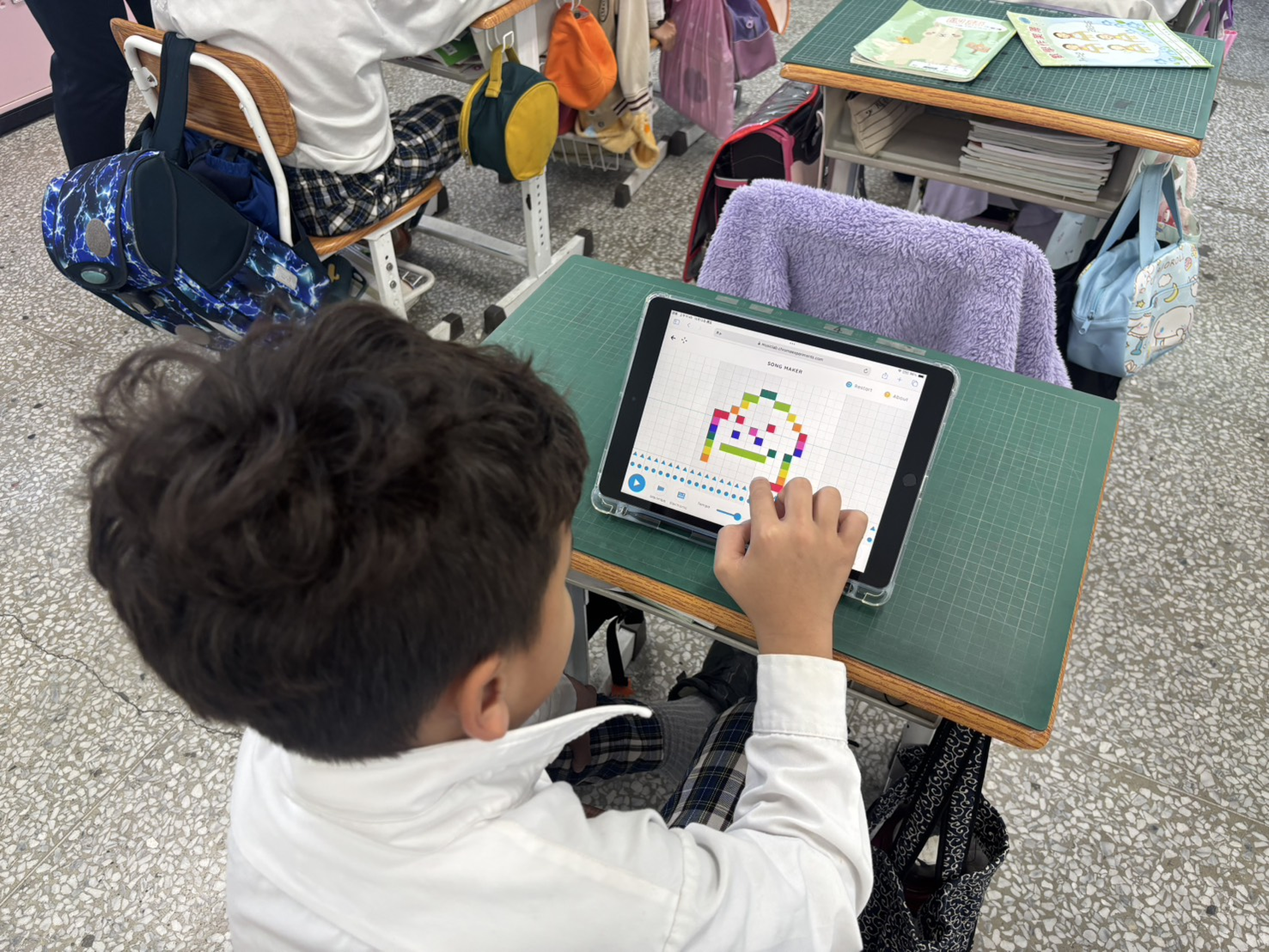 馬蘭國小學生使用 Chrome Music Lab 創作簡單廣告配樂