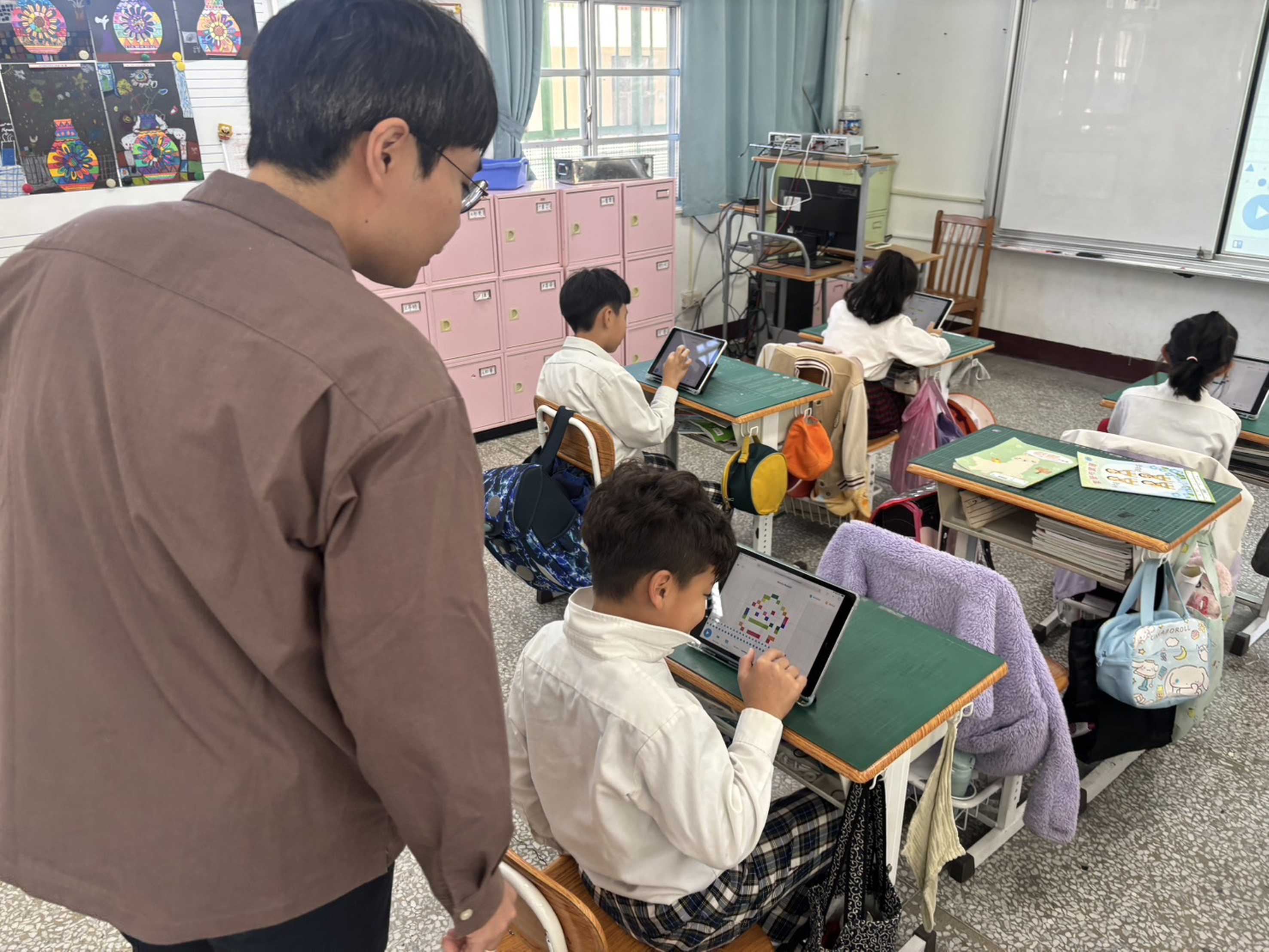 馬蘭國小教師指導學生使用 Chrome Music Lab